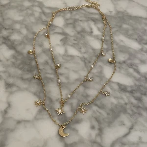 Guldfärgat halsband - Guldfärgat halsband med månar, stjärnor och stenar. Fint skick, skriv vid fler frågor💓 ⚡️