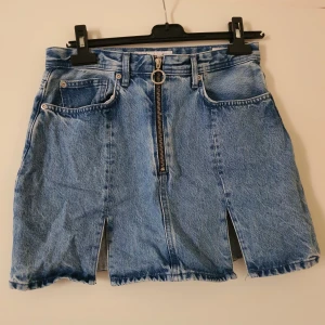 Dua Lipa x Pepe Jeans kjol -  Kjol från Dua Lipas kollektion med Pepe Jeans i storlek L. Obs!! väldigt kort, rekommenderar inte om du är runt min längd (180 cm).