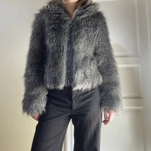 Grå pälsjacka  - Grå pälsjacka från edc by esprit stl M, mycket fin kvalitet och varm (på ena armen tror jag det är en brännskada då pälsen är lite sträv, men inget som direkt syns, skriv för bild) 