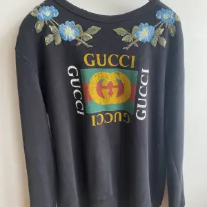 En extremt unik Gucci tröja med fantastiska detaljer 