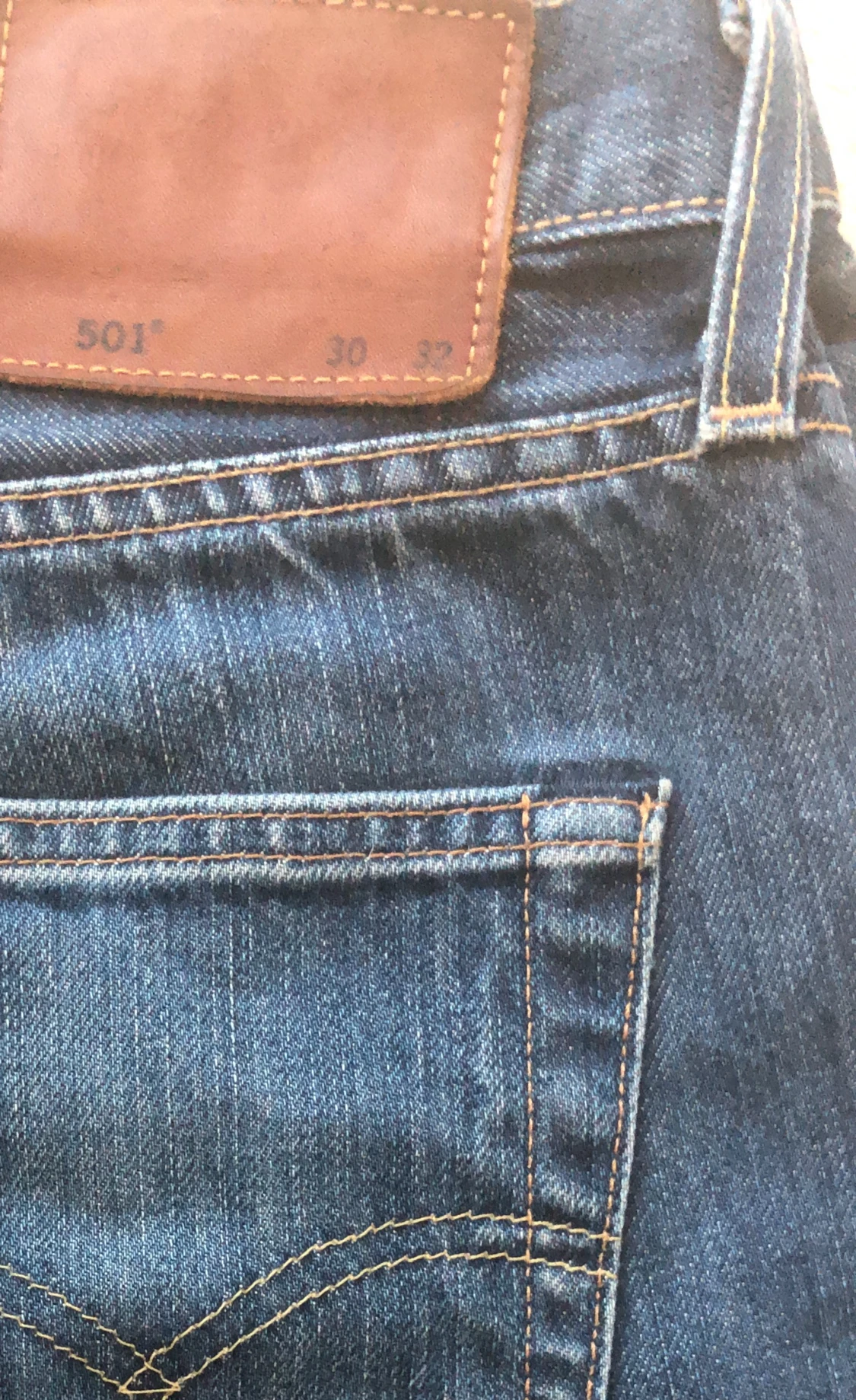 Mörkblåa levis 501 30/32 - 91