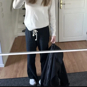 Roxy linnebyxor  - Svarta Roxy linne byxor i storlek s, kommer inte til användning då dom är lite stora i midjan. Har inte als använt mycket så dom är i ny skick. Säljer dom för 400 kostar 600 nya.💘💘💕