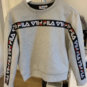 Fila tröja - Bra skick då den aldrig är använd. Äkta fila. Kontakta mig för mer bilder eller vid funderingar. Läs bion. 
