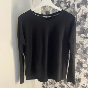 Långärmad svart tröja från Soc i storlek S.