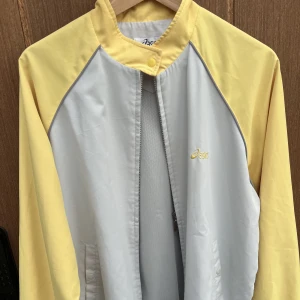 Retro Asics jacka - Snygg asics jacka i sportigt material! Bra skick, storlek s-m (lite oversized passform) säljer då den inte kommer till användning:)