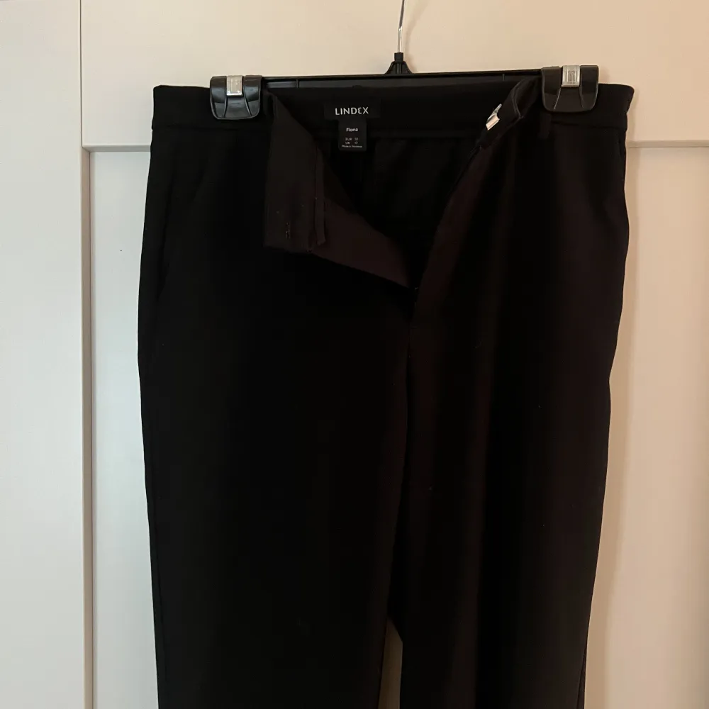 Svarta kostymbyxor från Lindex i stl 38, knappt använda💛 Förstora för mig som brukar ha xs. Nypris 699kr. Jeans & Byxor.