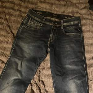 Säljer mina Replay Anbass hyperflex jeans storlek 30 32 pris 700 det syns inte att dom är använda tveka inte på att kontakta kan gå ner lite i pris 