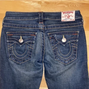 True religion jeans  - Funderar på att sälja mina älskade true religion jeans då dem är förlånga för mig😭säljer endast vid bra bud💗 midjemått: 35-36 cm (rakt över) 💗innerben: 86-87cm💗inga defekter förutom lite små nötningar längst ner men inget som märks. Högsta bud är 815❤️