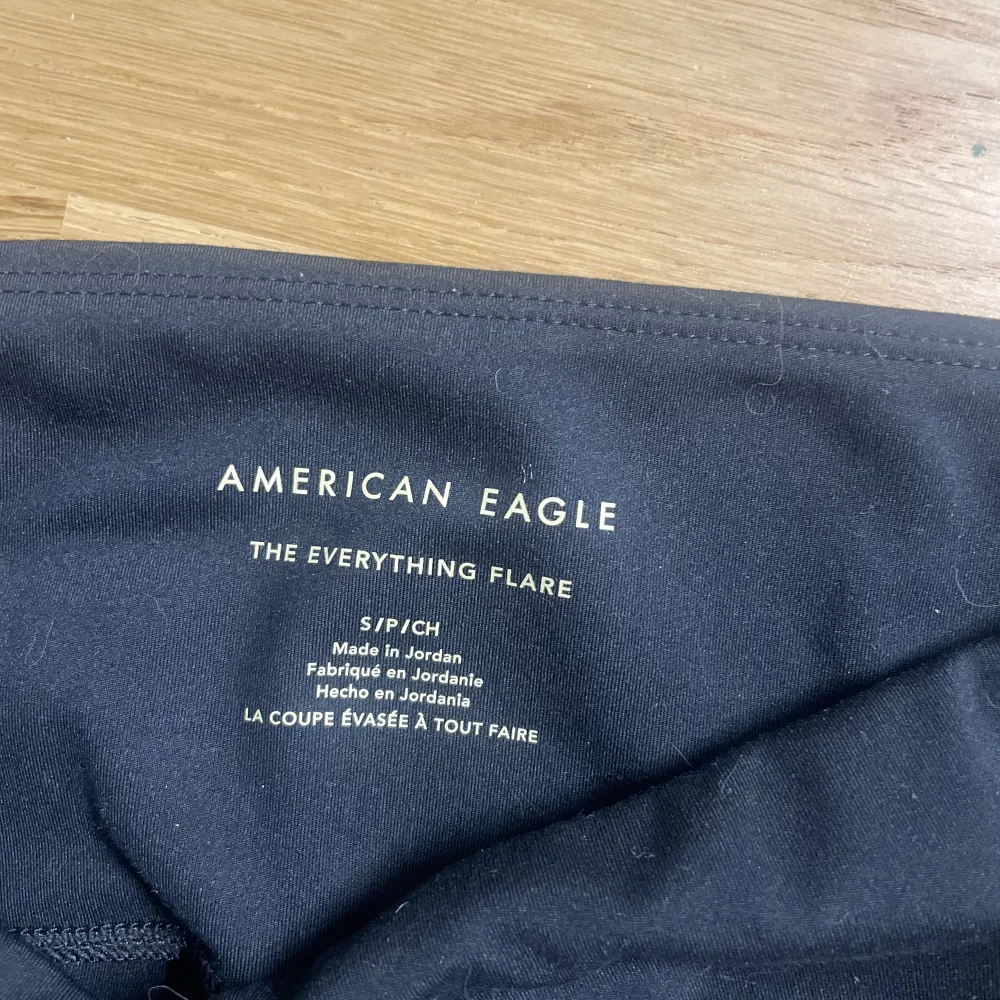 Söta flared pants från American Eagle som säljs eftersom de kommer inte till användning 💕 Är 160 men de sitter bra i längden. Jeans & Byxor.