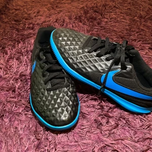 inomhus skor/volta skor - nike skor, storlek 38, använd 8 månader, originala pris 500 kr. Jag säljer de pga att de har blivit för små för mig.