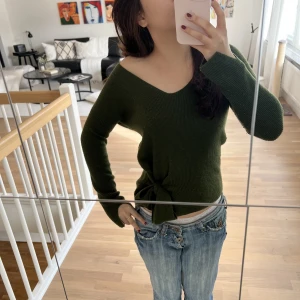 Gränstecknet tröja med rosett🪲 - Använd fåtal gånger, i storlek xs från massimo dutti