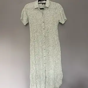 Somrig grön/vit mönstrad klänning perfekt för varma dagar till stranden eller en ljuv sommarkväll ☀️ Använd fåtal gånger