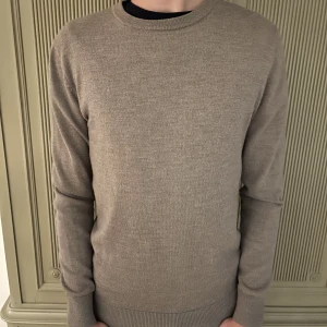 John Henric tröja - Säljer denna John Henric tröja. Tröjan är i merinoull och är storlek S Tveka inte att skriva om du har några frågor