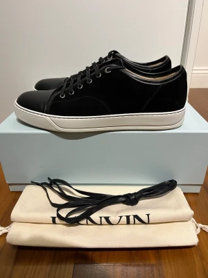 Lanvin UK 9 - Riktigt schysta lanvins från NK sthlm. Svarta med matt tå i strl 43 (UK 9), nyskick 10/10. Hör av er vid frågor!