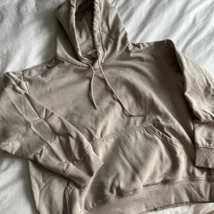 Beige hoodie  - Skön, lite oversized beige hoodie. Använd 2 ggr. 