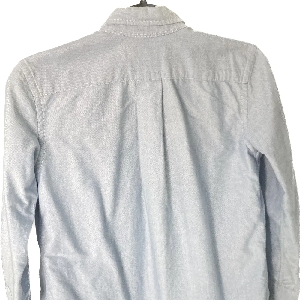 Barnskjorta av märket Ralph Lauren. Urvuxen skjorta som bara använts vid ett par fåtal tillfällen.  Inga fläckar eller hål.  Skick 8/10  9-11 år Storlek S/M. Skjortor.