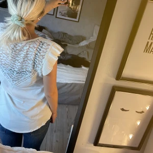 Blus - Denna toppen är från Unika och har en liten fläck på framsidan ( sista bilden) som enligt mig inte syns så mycket men den finns där och därför säljer jag denna toppen ganska billigt. Den går inte att köpa längre tror jag då den är köpt för ett par år sen