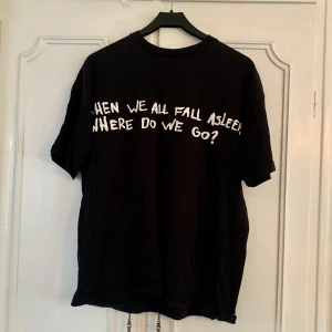 Billie Eilish - T-shirt  - Säljer en T-shirt från Bherska med Billie Eilish’s album logo. Storlek S, men oversize modell. I fint skick, använd några gånger. Nypris var troligen ett par hundra, säljer för 40kr (+eventuell frakt). Kan även mötas i Hällefors eller Örebro! 