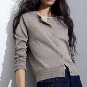 Hm kofta - Säljer min kofta från hm i bra skick men är lite nopprig Kontakta för fler bilder