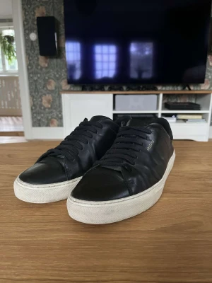 Axel Arigato skor - Skick 8/10, de ser så använda ut som de är på bilden. Ej sulor. Hör gärna av dig vid minsta lilla fundering!