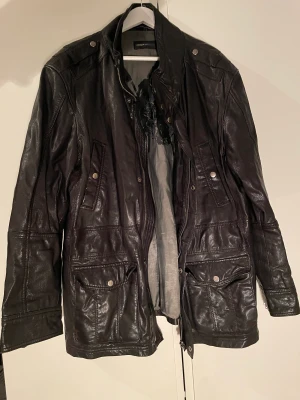 Läderjacka Rock & Blue - Stor och Cool läderjacka från svenska Rock & Blue. Fint skick. Funkar antagligen bättre på herr då den är rätt så oversized. 