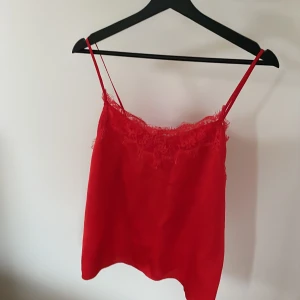 Linne - Rött linne med spetsdetaljer, stort i storleken. Ej använt!!