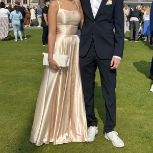 Balklänning  - Säljer nu min champagnefärgad balklänning från dressroom linne. Använd två gånger på mina två baler. Nypris 4000kr. 