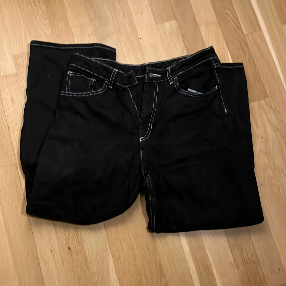 Ett par svarta raka jeans i bra skick, osäker vilken storlek och märke få lappen verkar vara borttagen!! Säljs pga ingen användning, köparen står för frakt❤️❤️. Jeans & Byxor.