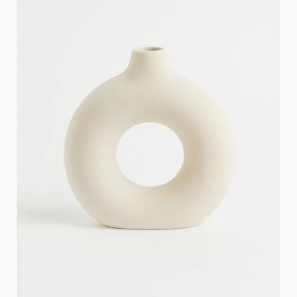 Vas från H&M HOME, Diameter 20 cm, totalhöjd 21 cm. Öppningen diameter 3,5 cm. 100kr. Accessoarer.