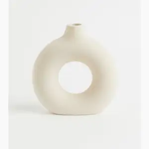 Vas från H&M HOME, Diameter 20 cm, totalhöjd 21 cm. Öppningen diameter 3,5 cm. 100kr