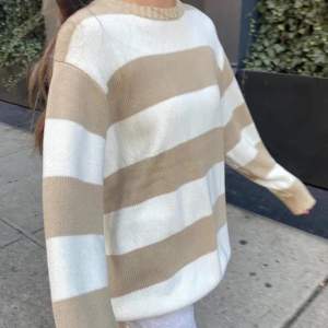 Säljer min jättefina brianna sweater från brandy melville som är perfekt till hösten ☕️ I en jättefin beige och vit färg! Använd fåtal gånger så den är i jättefint skick! Nypris: 350kr🐻