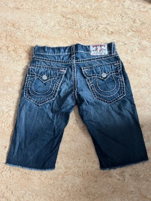 True Religion Cut offs - Ett par riktigt feta true religion cut offs som sitter som en smäck och hävdar ut ditt inre drainerfas