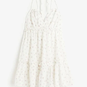 Klänning  - En jätte fin blommig klänning, tyvärr använde ja bara den 2 gånger då den inte kom till användning. Super bra skick🫶🏽den är vit med små rosa blommor på. Man knyter själv snörningen så man väljer själv hur klänningen ska sitta på. 