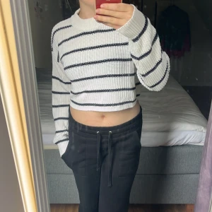 Stickad tröja  - En randig stickad tröja från ginatricot, fint skick och knappast använd St: S