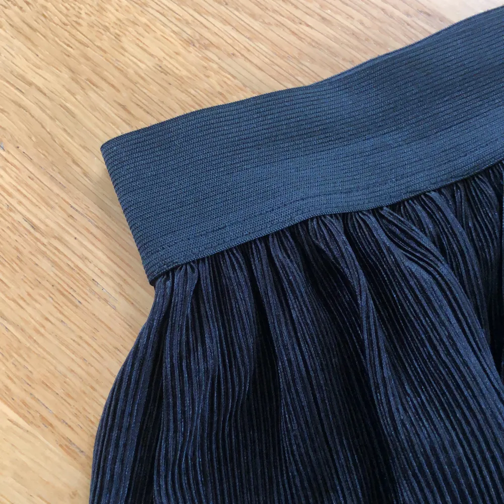 Säljer den här superfina svarta plisserade kjolen✨, då den inte kommer till användning. Storlek Xs/M (stretchig). Går lite nedanför knät på mig som är 168 cm lång, men längden kan regleras beroende på om man vill ha den hög-eller lågmidjad 🫶🏼. Kjolar.