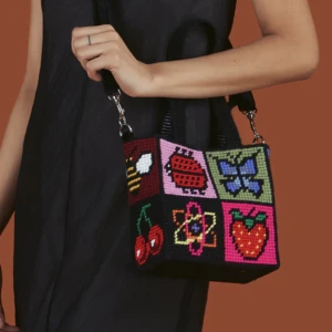 Väska från Unif - Superfin väska från Unif, älskar den verkligen men inte min stil längre 🥺använd typ två gånger så är i princip nyskick💓🦋 Nypris 1300🥲