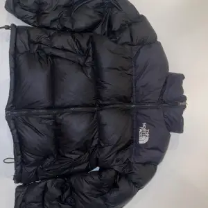 Tnf puffer small hole in the back but fixed so slightly visable size M 