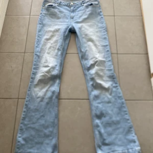 Lågmidjade bootcut jeans - Säljer dessa ljusblåa lågmidjade bootcut jeans. Midjemått: 83cm Innebenslängd: 82cm. Skickar inga bilder på då de är för stora på mig. Har du någon fråga är det bara att höra av dig🫶🏻