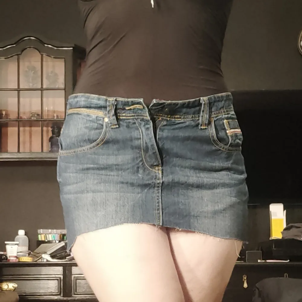 Kort jeans kjol som sitter lite för tajt på mig så säljer därför.. Kjolar.