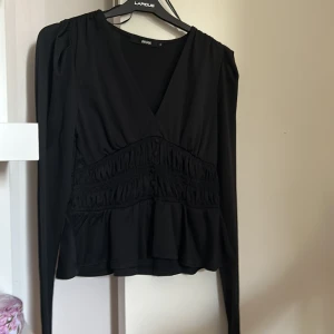 Jättefin svart långärmad tröja med detaljer 🌟 - Aldrig använd och så himla fin till hösten och vinter. Den är lite figursydd i midjan och har små knappar framtill samt v ringad vid halsen 💗