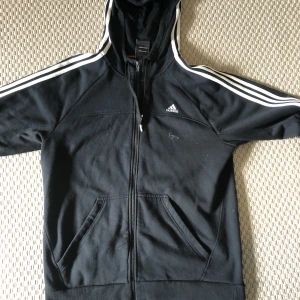 Adidas kofta  - Svart adidas kofta i storlek L, använt skick 