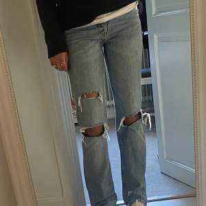 Säljer mina jättefina mid waisted zara jeans som tyvärr blivit för små. De är i bra skick då de använts ett fåtal gånger. Köptes för ca 400 men säljer för 250. Skriv privat för fler frågor eller intresse! 💗