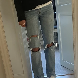 Zara jeans - Säljer mina jättefina mid waisted zara jeans som tyvärr blivit för små. De är i bra skick då de använts ett fåtal gånger. Köptes för ca 400 men säljer för 250. Skriv privat för fler frågor eller intresse! 💗
