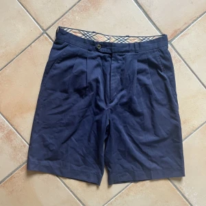 Burberry shorts - Shorts från burberry. Riktigt bra kvallité, skön passform och fint skick. Klassiska loggan på bakfickan. Självklart äkta. Passar storlek S