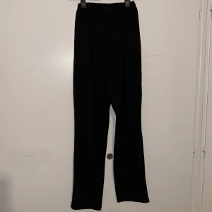 Svarta byxor  - Stora svarta byxor