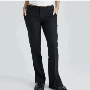 Lågmidjade kostymbyxor  - Lågmidjade kostymbyxor från bikbok med slit💕säljer då dem är lite förstora för mig 