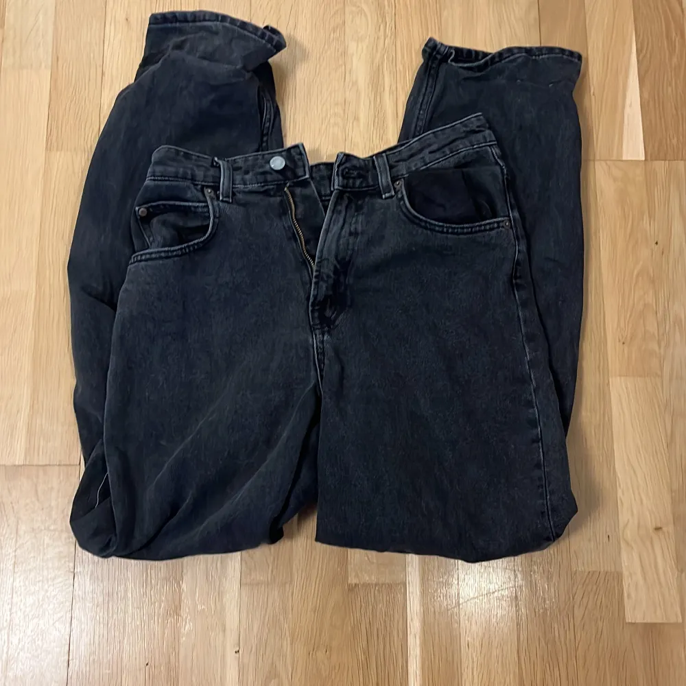 Ett par svarta baggy jeans i super bra skick, inget fel på de alls 😻 som alltid, köparen står för frakt 💗. Jeans & Byxor.