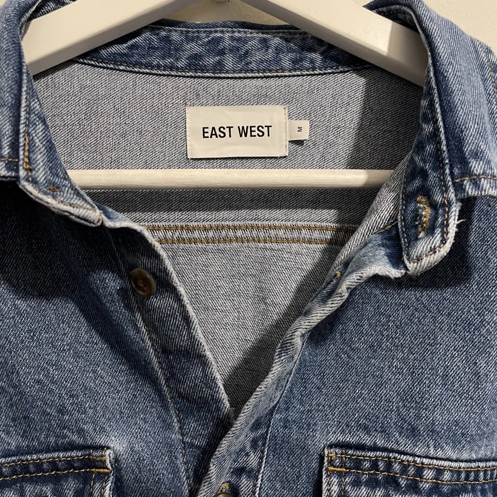 Snygg jeansskjorta från East west i strl M. Skjortor.