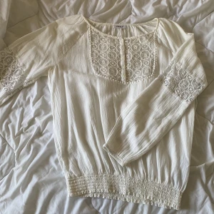 Skön vit blus - En skön och flowy blus från ONLY. Storleken står inte men passar XS-M :) För fler frågor skriv DM! 