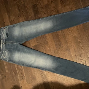 Replay Anbass Jeans  - Använda 1 gång, köpte de på johnells för ett år sen för 1800 kr. De är bara o höra av dig ifall du har mer frågor!